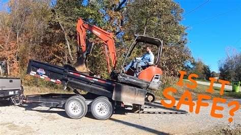 loading mini excavator on gooseneck trailer|how to transport mini excavators.